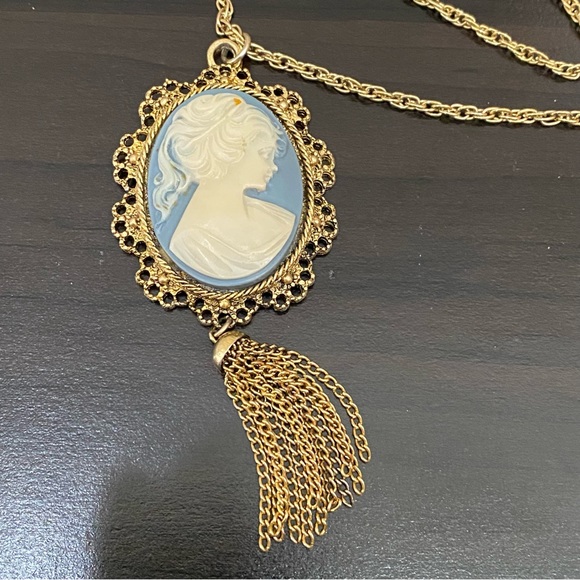 Vintage Unsigned Blue Cameo Pendant Necklace - Picture 11 of 15